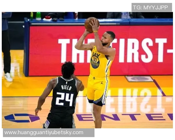 库里半场表现抢眼7投5中贡献14分2助攻三分球命中率高达60成为全队得分王