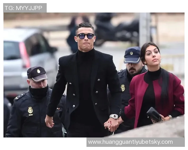 C罗获环足奖感言感谢妻子乔治娜台下微笑展幸福瞬间