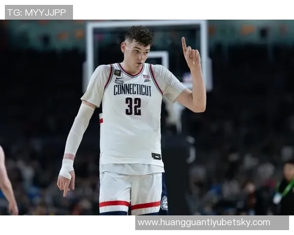 克林根近期状态火热五场三分命中率高达八成并贡献十一次助攻 克林根近期状态火热五场三分命中率高达八成并贡献十一次助攻