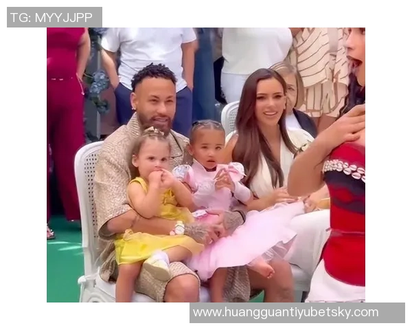 内马尔因伤缺阵携女儿现身球场为桑托斯加油助威