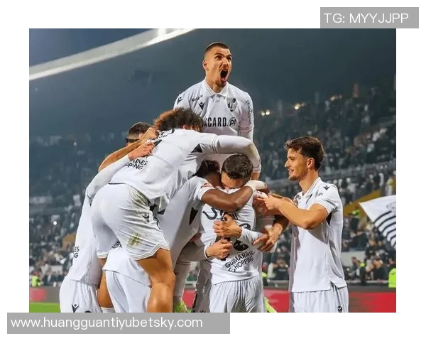 吉马良斯赛前提醒埃斯特旺对方后卫可能失误助攻成功喜悦分享